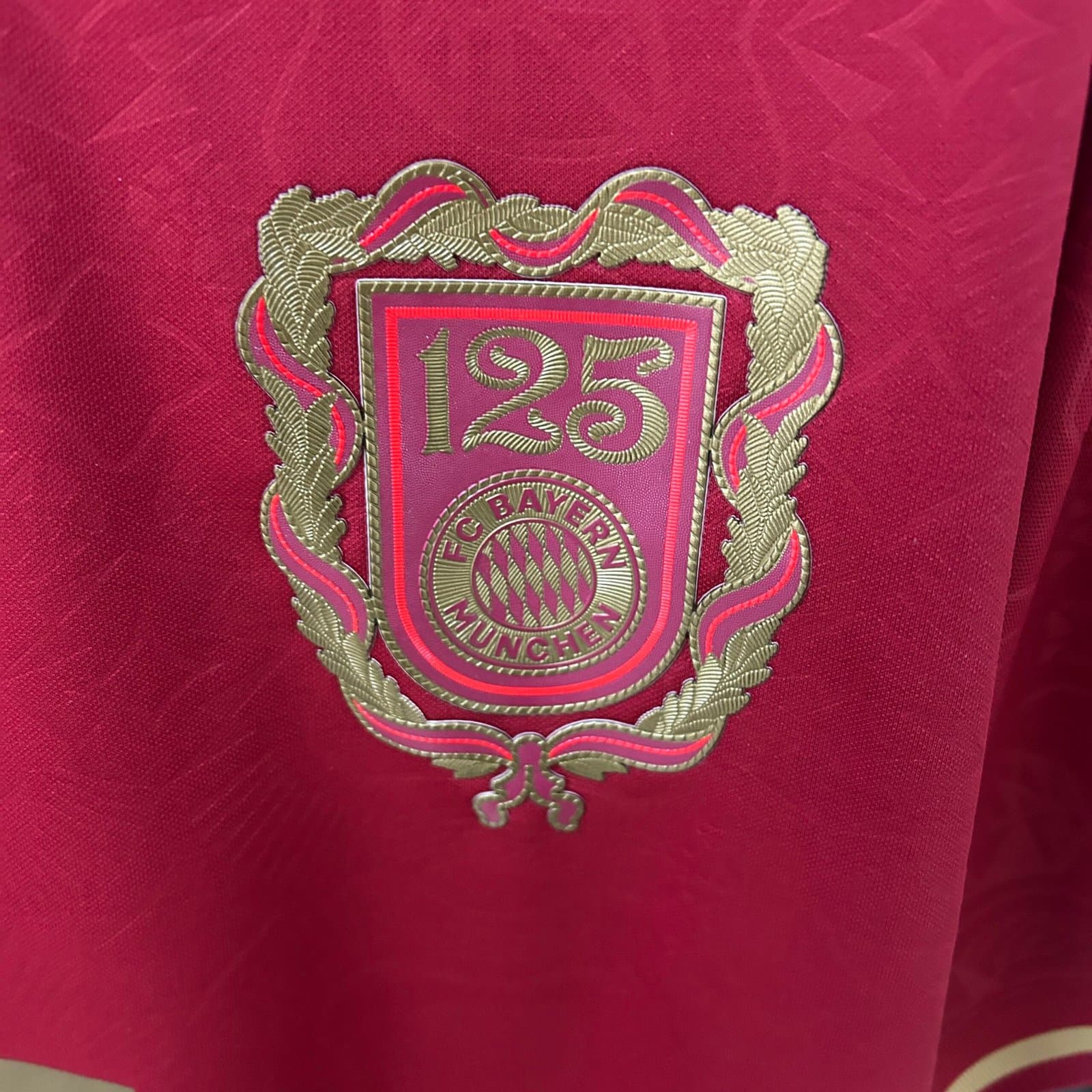 Bayern Múnich Ed. 125 Aniversario 1a Eq. — detalle