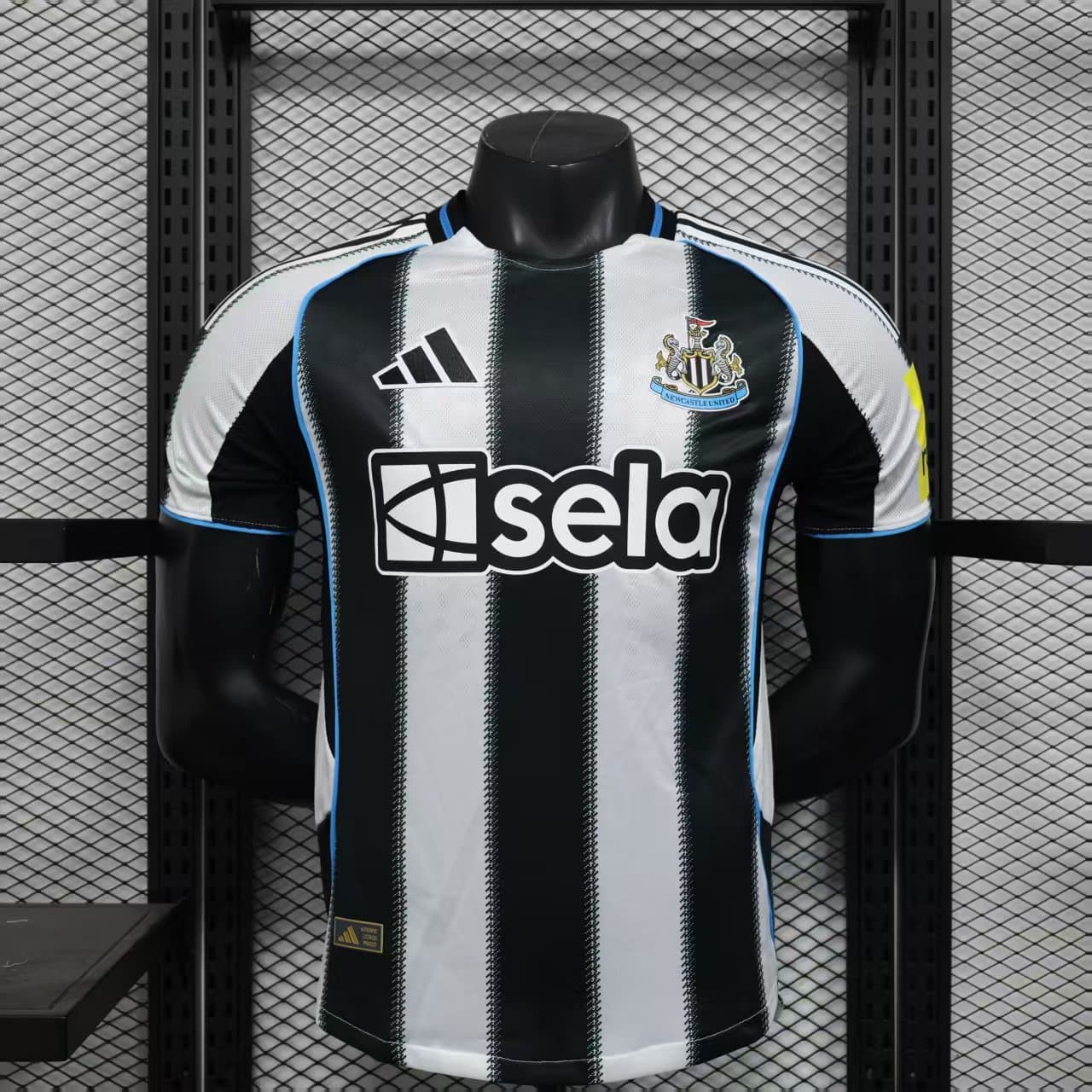 Newcastle 2025/26 1a Eq. (Ed. Jugador) — vista frontal