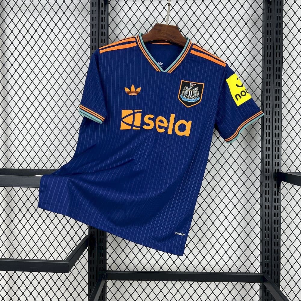 Newcastle 2025/26 3a Eq. — vista frontal