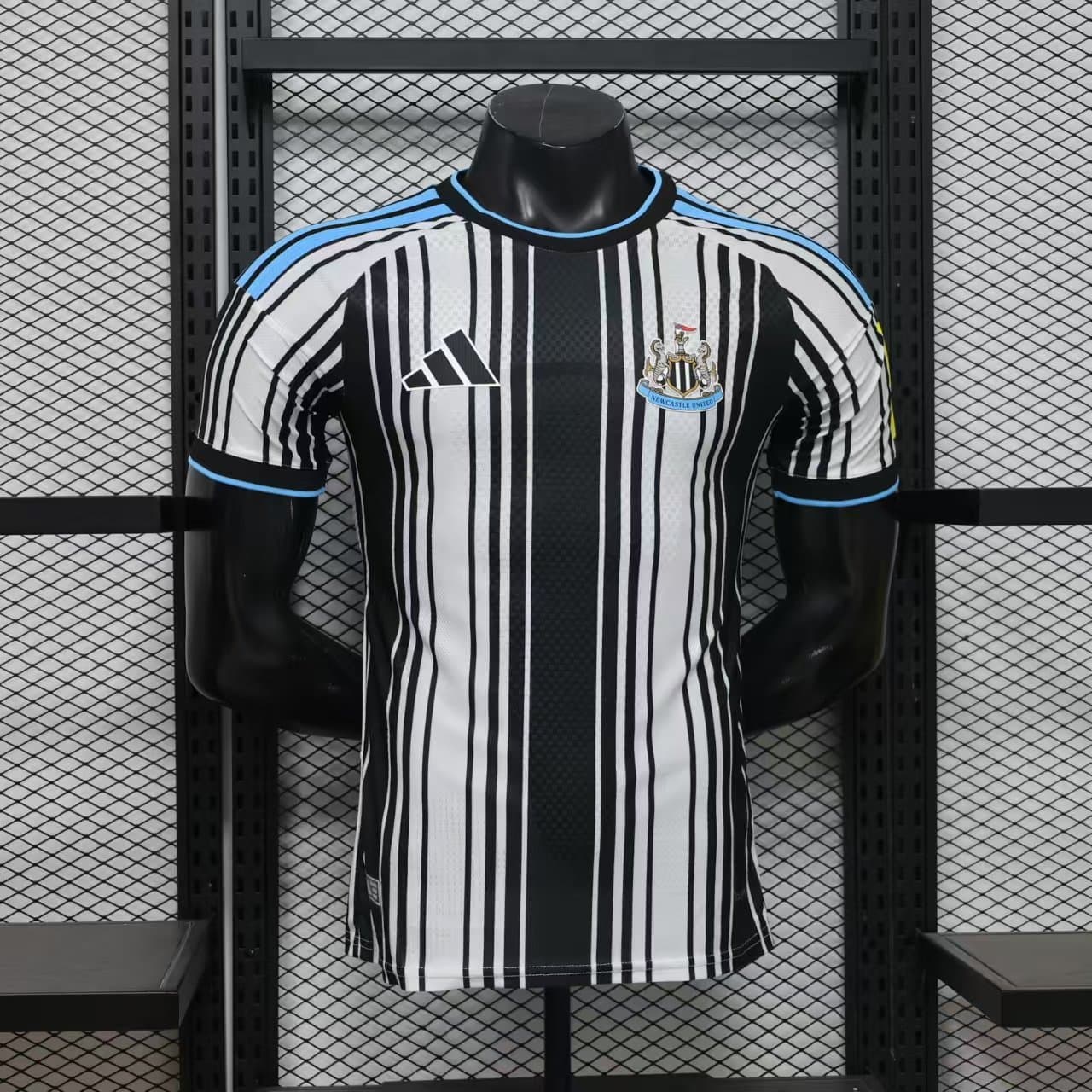 Newcastle 2026/27 1a Eq. (Ed. Jugador) — vista frontal