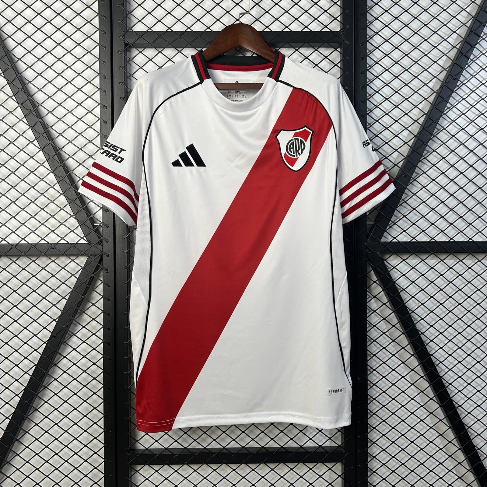 River Plate 2025/26 1a Eq. (con Sponsor Betano) — vista frontal