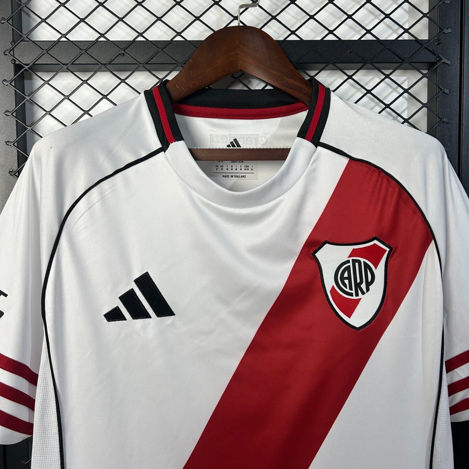 River Plate 2025/26 1a Eq. (con Sponsor Betano) — vista trasera